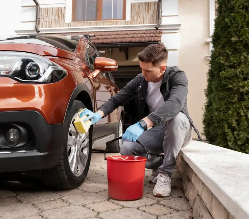 Lavage auto à domicile Saint-Sixt : professionnel intervenant sur un véhicule